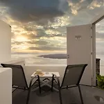 Loucas On The Cliff ثيرا