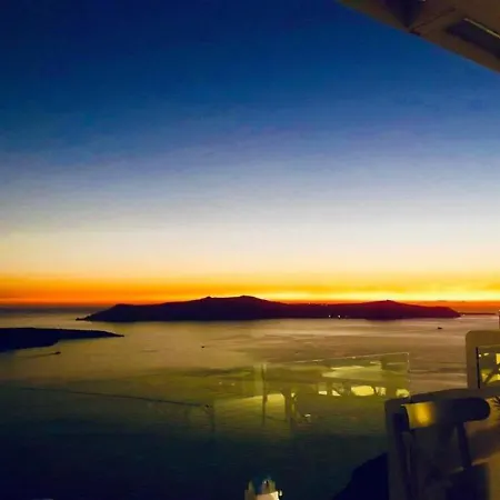 Loucas On The Cliff サントリーニ