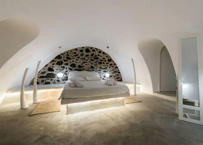 Loucas On The Cliff מלון