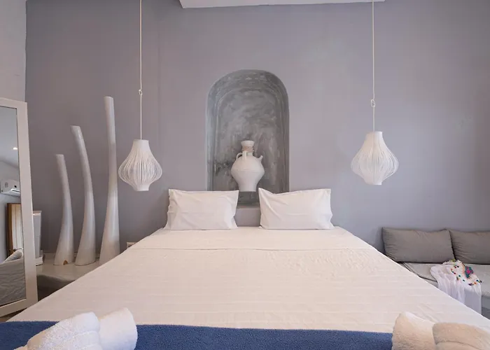 Loucas On The Cliff סנטוריני