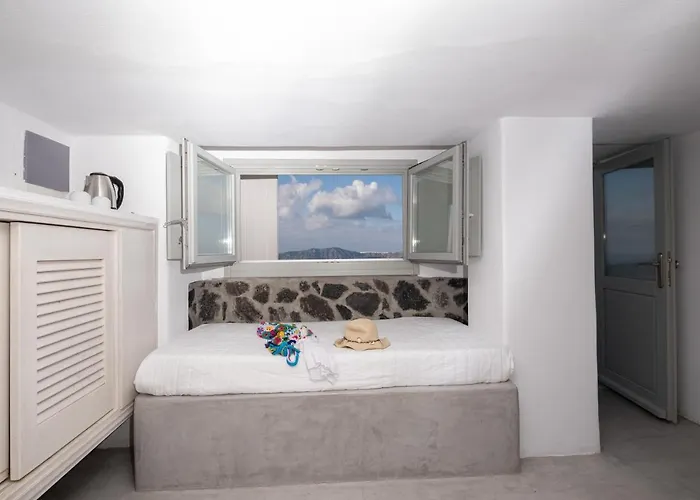 Loucas On The Cliff מלון