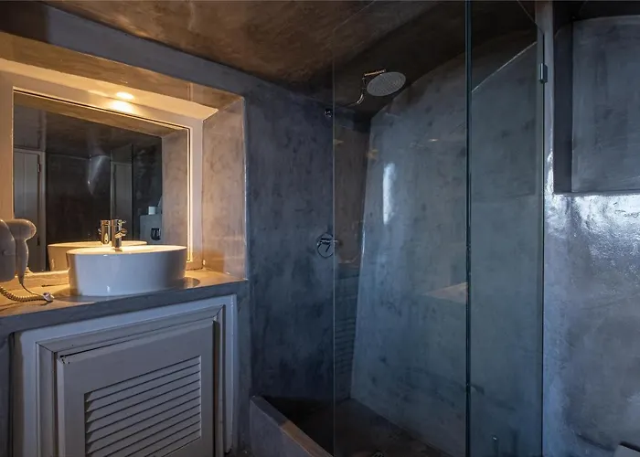 Loucas On The Cliff מלון