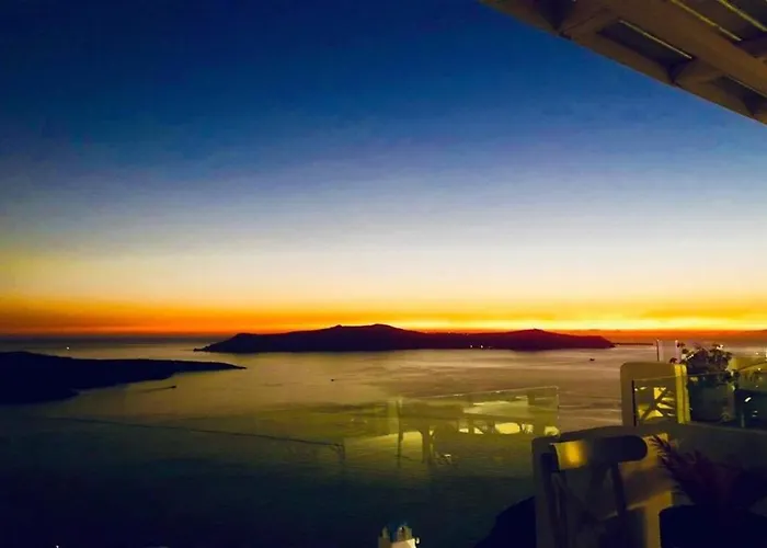 Loucas On The Cliff סנטוריני