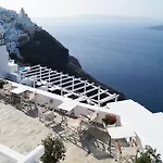 Loucas On The Cliff מלון